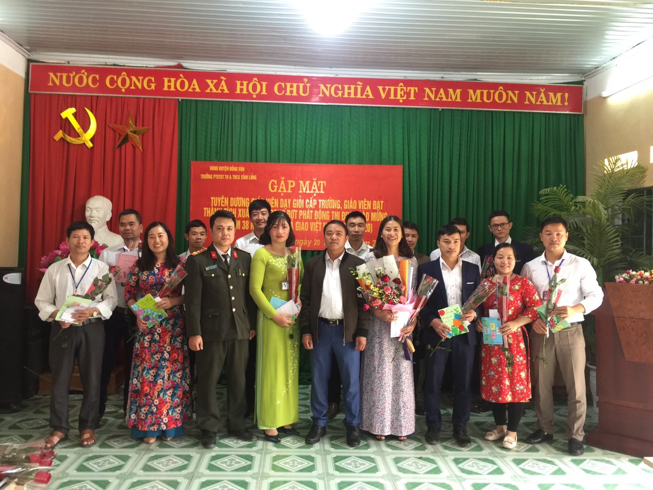 Tuyên dương giáo viên dậy giỏi và có thành tích xuất sắc trong phát động thi đua  chào mừng kỷ niệm 38 năm ngày nhà giáo Việt Nam 20/11/2020